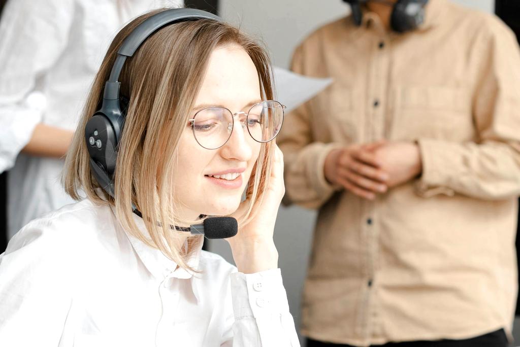 Customer support representative assisting client